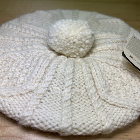 Carraigdonn Handknit Wool Beret Beanie Cream Ivory Pom Pom Hat NWT - Picture 3 of 6